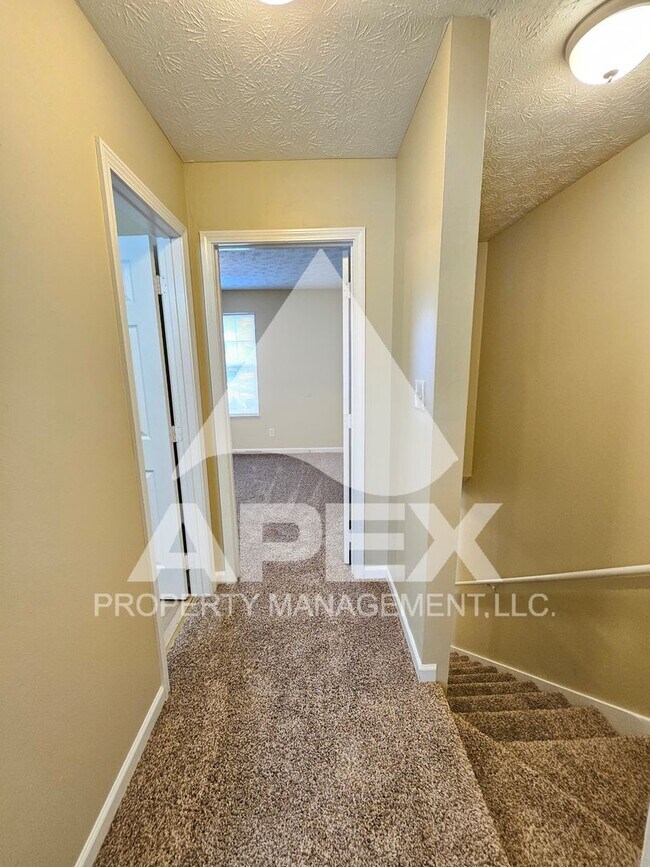 Building Photo - MOVE-IN SPECIAL,NO RENT TIL JUNE 1ST! - Nice 2 Bd | 1.5 Ba Townhouse in West Knox Condo Community!