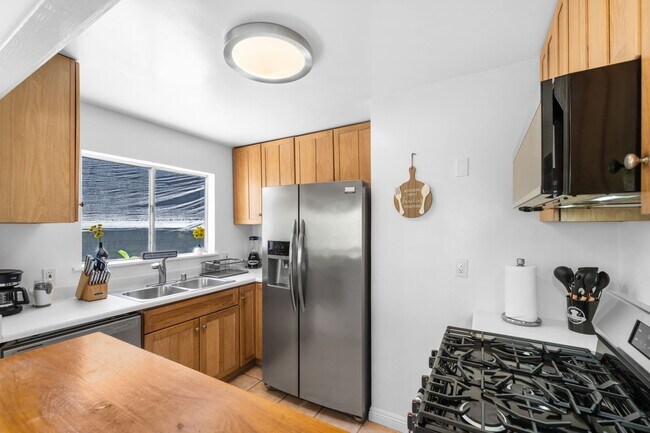 Building Photo - Charming 2 Bed 1 bath "fully furnished monthly rental" in La Jolla Village.