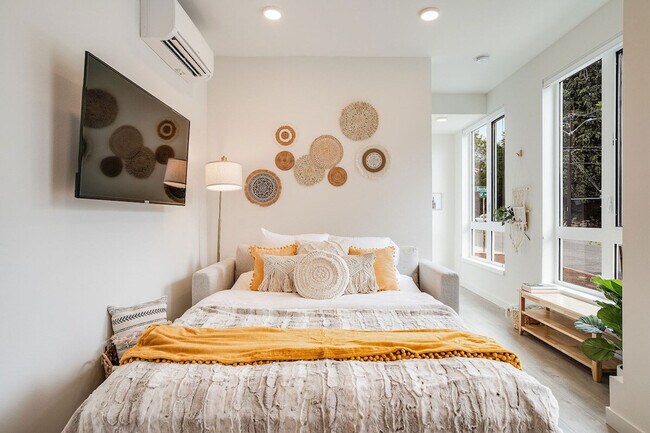 Building Photo - 1414 E Howell St