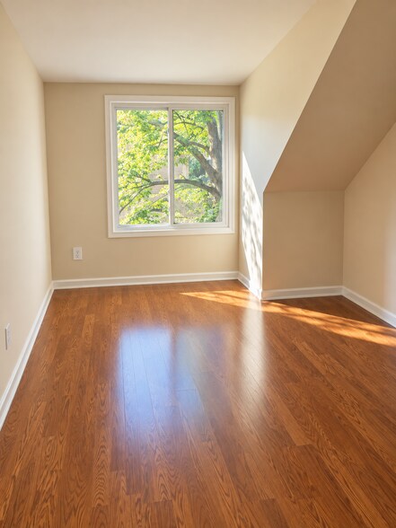 Building Photo - 9922 Forest View Pl