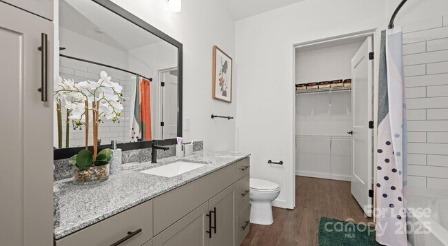 Building Photo - 515 Royal Ct