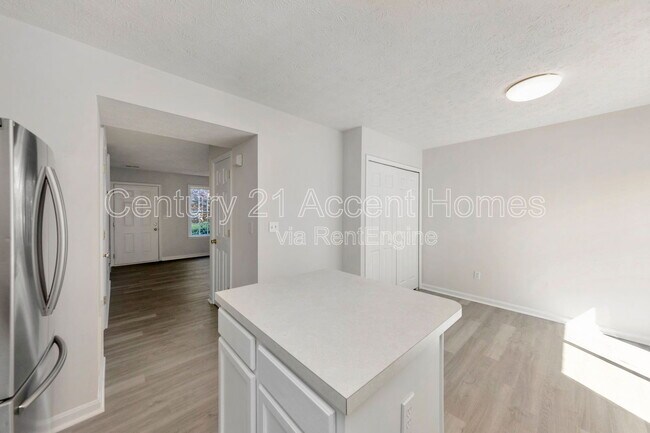Building Photo - 9907 Warwick Pl
