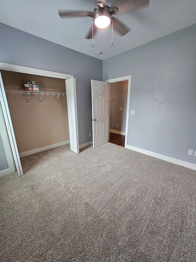 Building Photo - Fenced in 3 Bedroom Home in Southwest Commons