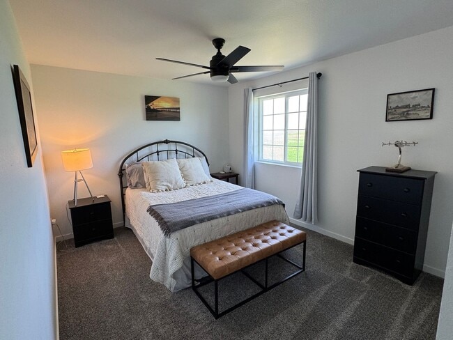 Building Photo - Beautiful 3 bed 2.5 bath Townhome