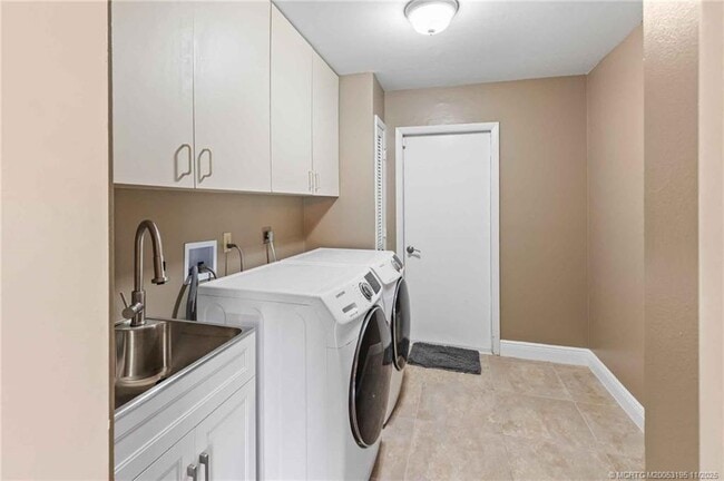 Building Photo - 2385 SW Creekside Dr