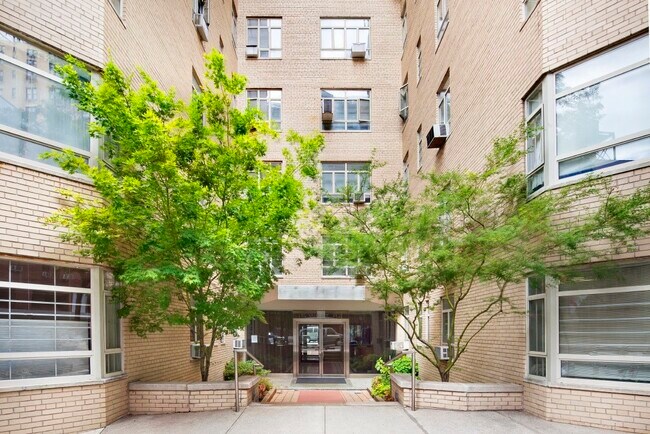 Building Photo - 15 W 84th St