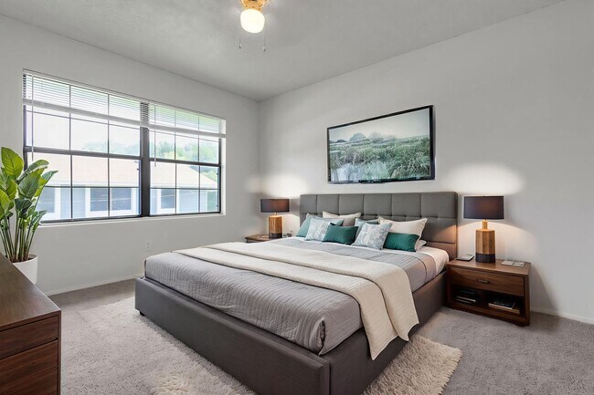 Building Photo - Cute 2 Bed 1 Bath Unit in Quiet Fourplex