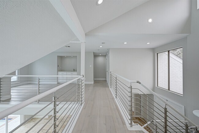 Building Photo - 915 Daria Dr