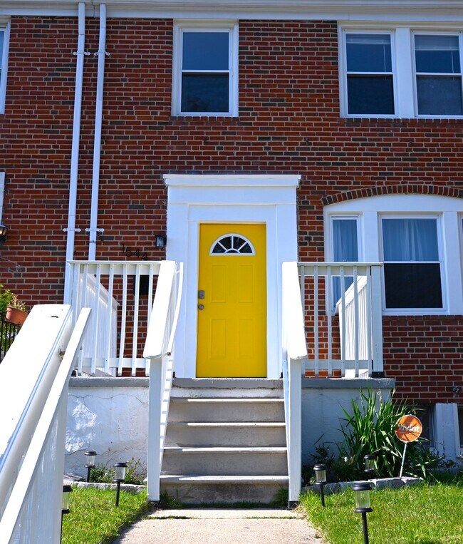 Building Photo - 1544 Oakridge Rd