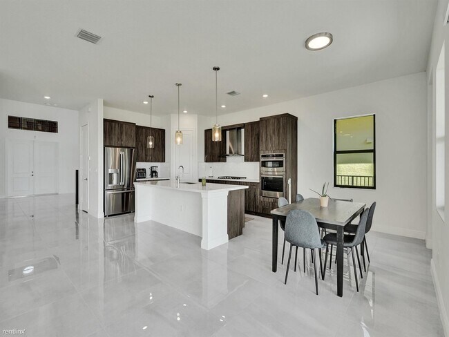 Building Photo - 5 br, 5.5 bath House - 9040 W Parkland Bay...