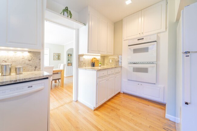 Building Photo - Enchanting Portland Heights 5BD House: Your Dream Home with a Garden View