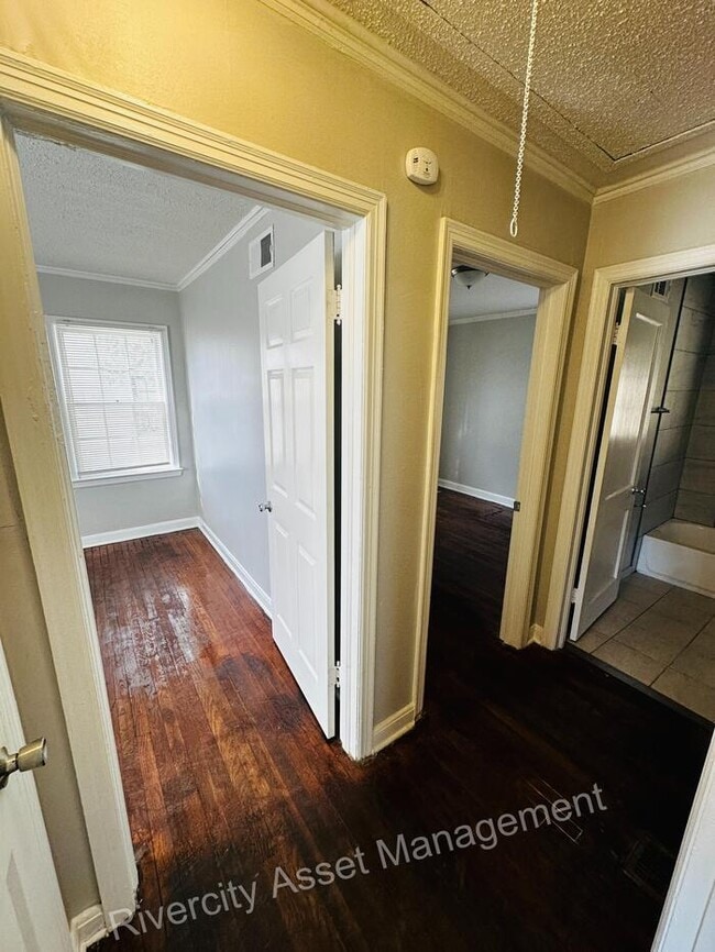 Building Photo - Renovated Charmer with Large Kitchen, Cove...