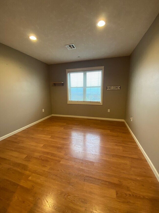 Building Photo - Spacious Back Yard - 4 Bedroom 2 1/2 Bath ...