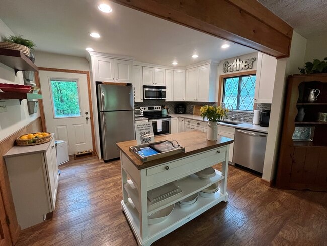 Building Photo - 161 Piney Woods Dr