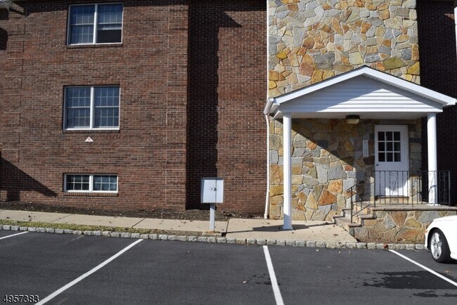 Building Photo - 37 E Main St