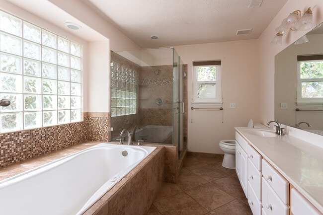 Building Photo - Pet-friendly home in downtown Hurricane