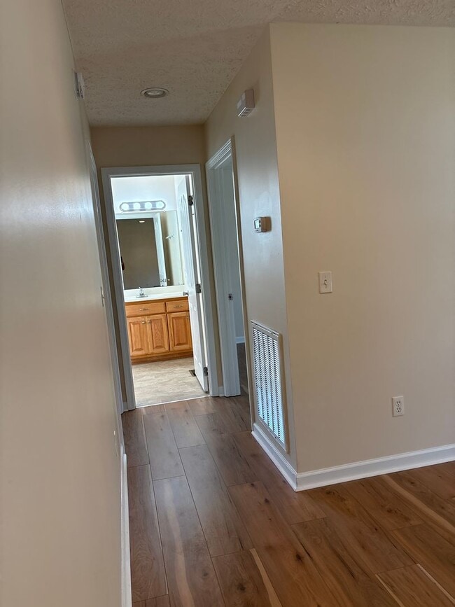 Building Photo - 3 Bedroom Home with Large Back Yard and Deck.