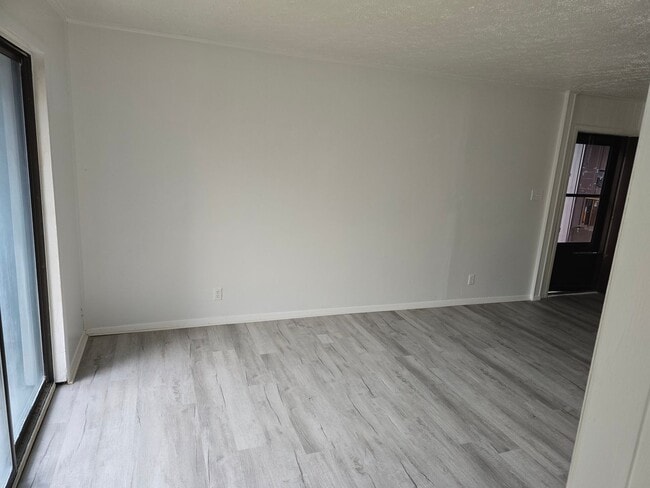 Building Photo - Beautiful West Side Located $950.00 2 Bedroom 1 Bathroom