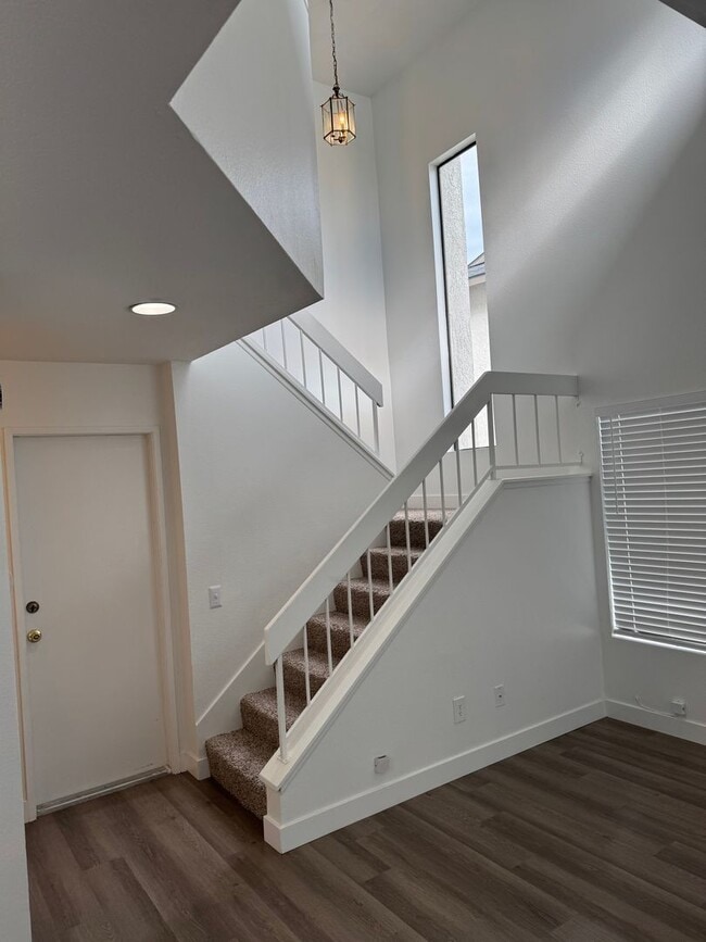 Building Photo - Condo with Amazing Lake View!