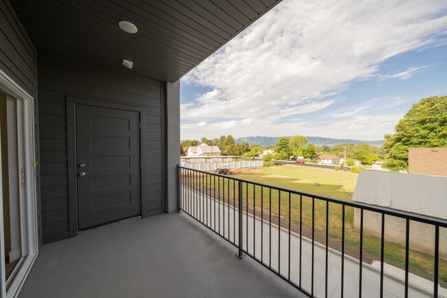 Building Photo - The Savvy Six