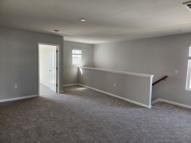 Building Photo - 4 Bedroom For rent