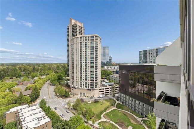 Building Photo - 700 Park Regency Pl NE