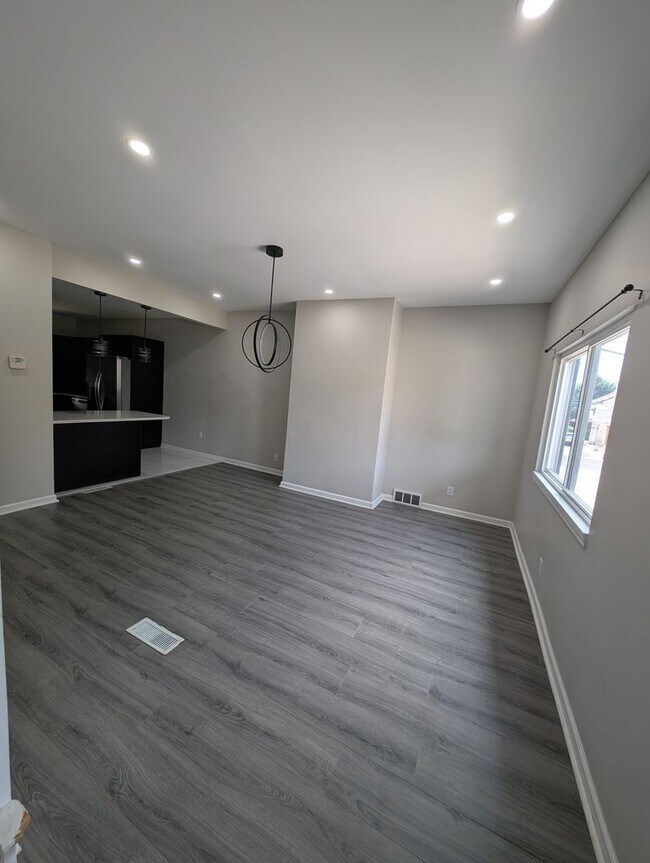 Building Photo - 2508 Cobden St