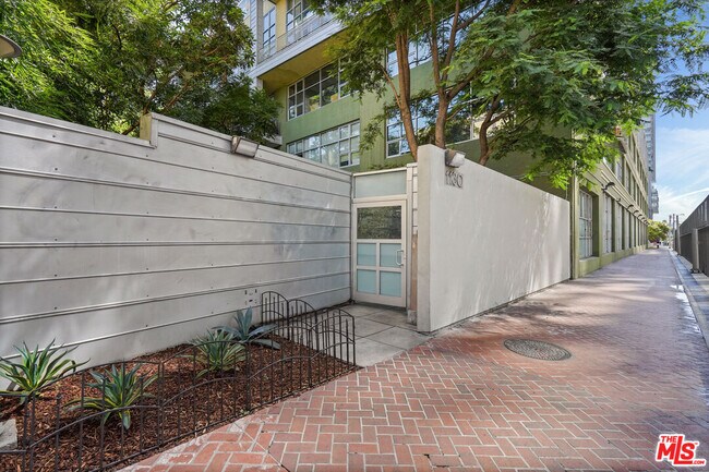 Building Photo - 1130 Flower St