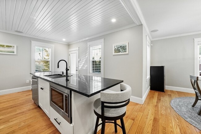 Building Photo - 814 Main St