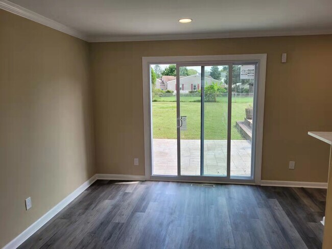 Building Photo - 520 Williamsburg Rd