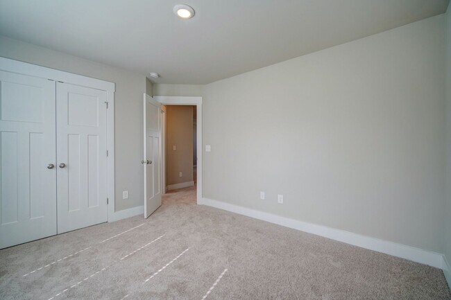Building Photo - Gorgeous 4 BR, 3BA, Home with Loft, and 2 ...