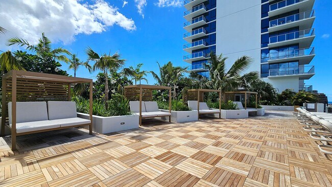 Building Photo - Brand New Condo on Keeaumoku - 1 BR/1 BA/1...