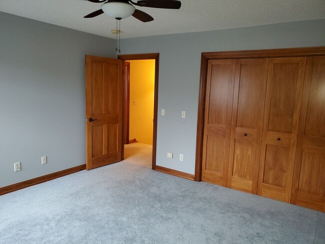 Building Photo - STUNNING, 5 BEDROOM AND 5 BATH TWIN HOME F...