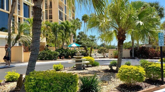 Building Photo - 7400 Sun Island Dr S