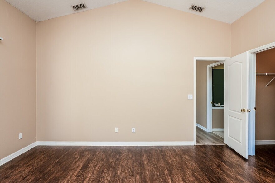 Building Photo - 10449 Lake Hasson Cir