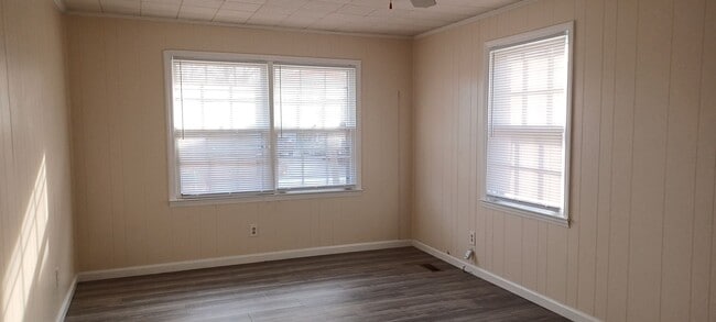 Building Photo - 1618 Carousel Cir