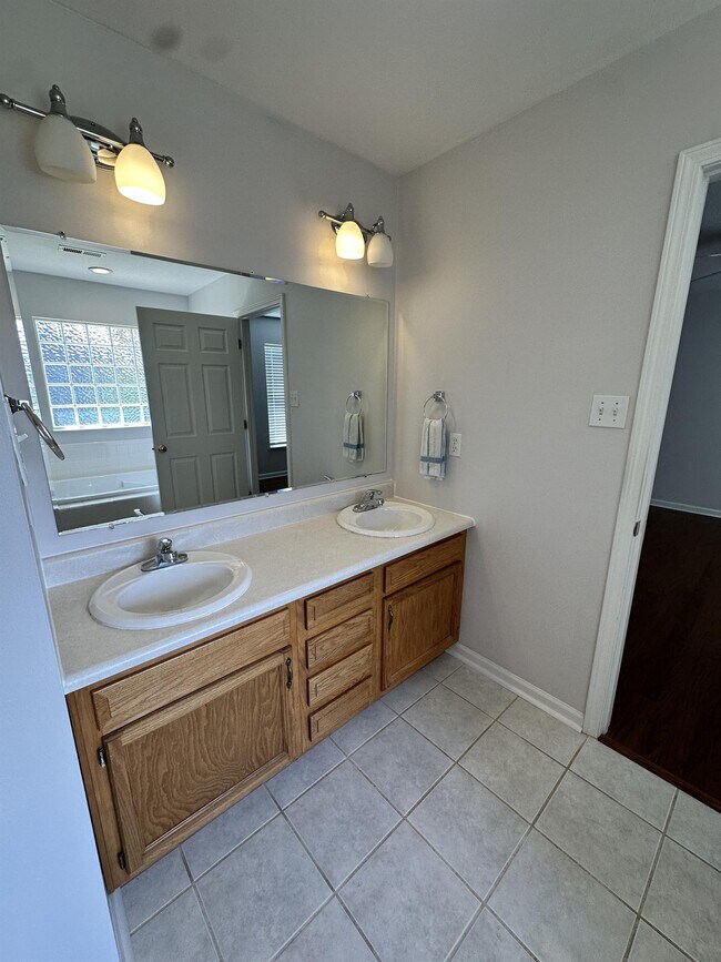 Building Photo - 1114 Mercer Dr