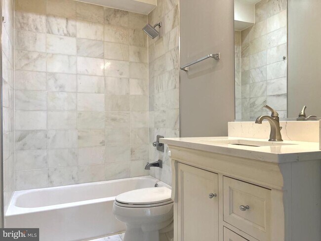 Building Photo - 1209 G St SE