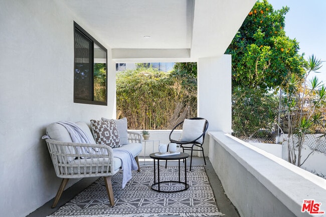 Building Photo - 976 Hyperion Ave