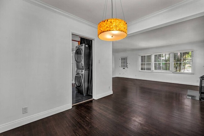 Building Photo - 2 bed + 2 bath in amazing location!!