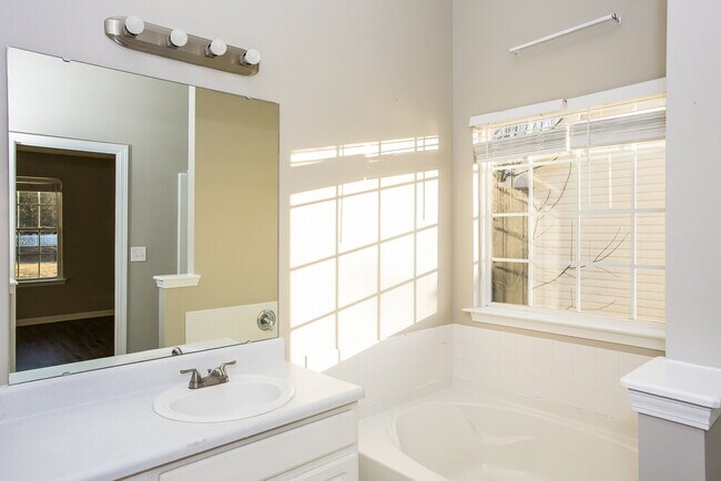 Building Photo - 7033 Tanners Creek Dr