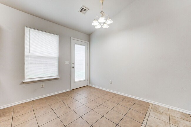 Building Photo - Cute 3BD/2BTH Duplex in Central East Norman!