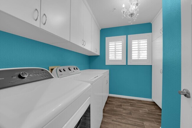 Building Photo - Beautiful Two bedroom 2 1/2 bath
