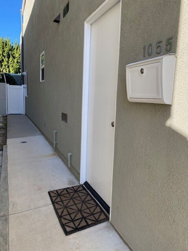 Pierpont Beach Studio, updated and ready f... 1055 Dover Ln Ventura