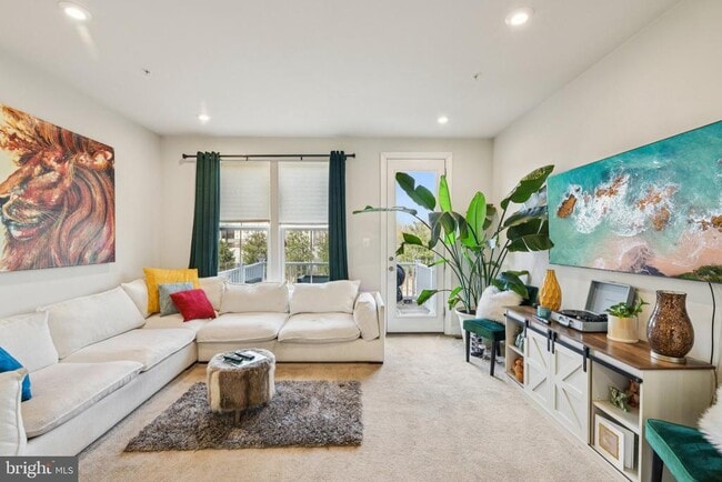 Building Photo - 251 Phoenix Dr