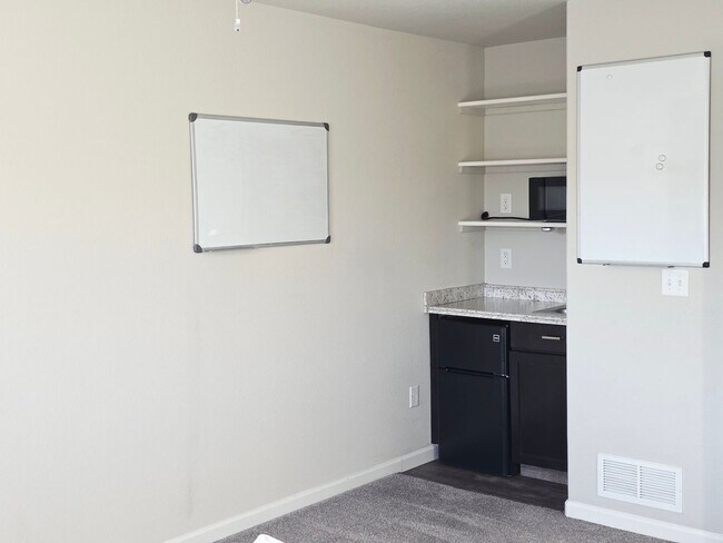 Building Photo - Charming 3 bedroom Townhome
