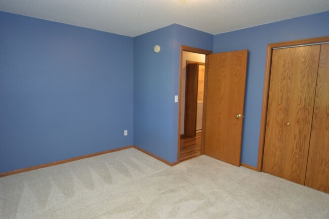 Building Photo - 2 Bed 2 Bath Townhome for Rent in East Gra...