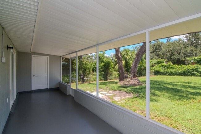 Building Photo - Move-In Incentive! Updated 2/1 Brandon Duplex — Half Off December Rent