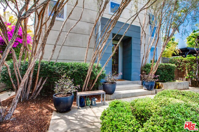 Building Photo - 757 1/2-757 1/2 Milwood Ave