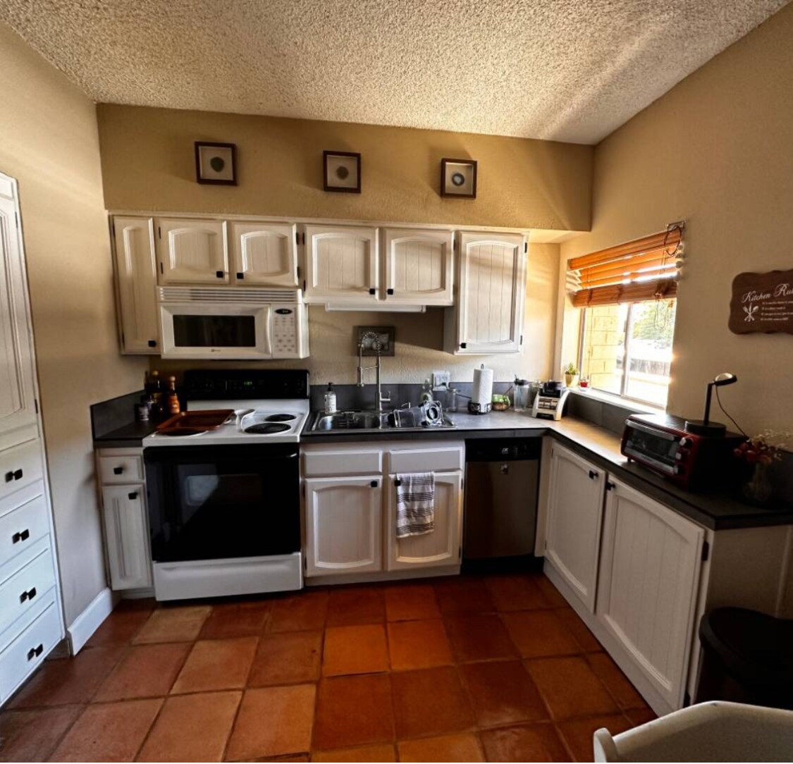 Kitchen - 349 E Thomas Rd